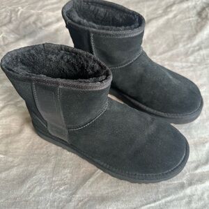 Ugg Low Mini Black with Side Label Size 6 worn once